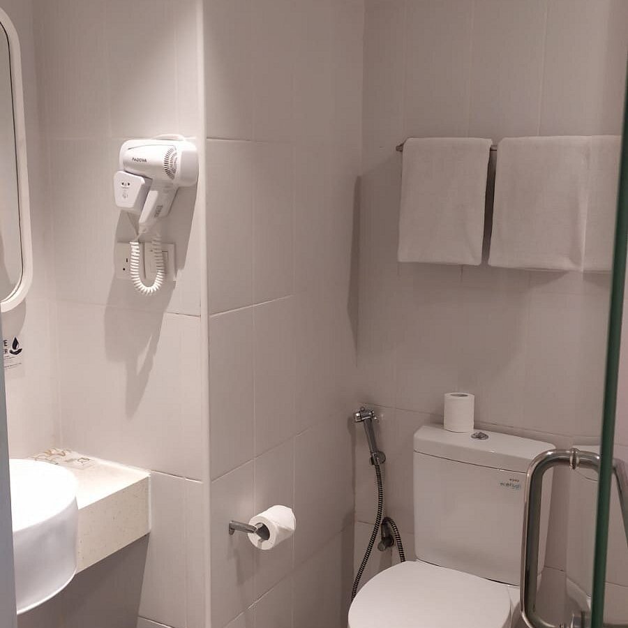 Zest Hotel Harbour Bay Batam — Bathroom