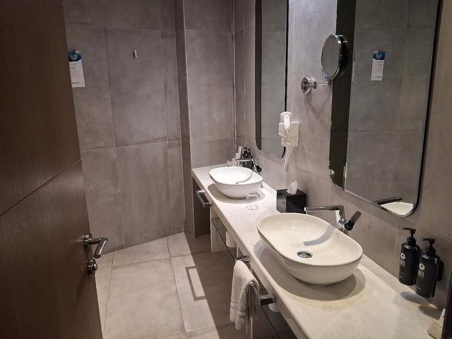 ZEUS Essence Athens Central — Bathroom