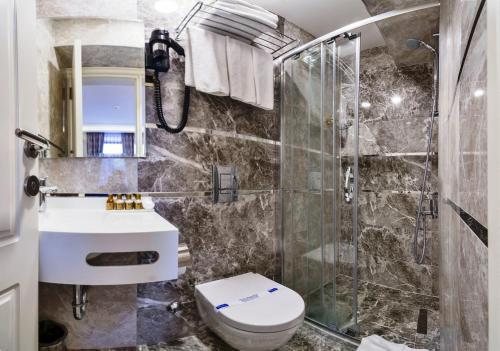Zeynep Sultan Hotel Istanbul — Bathroom