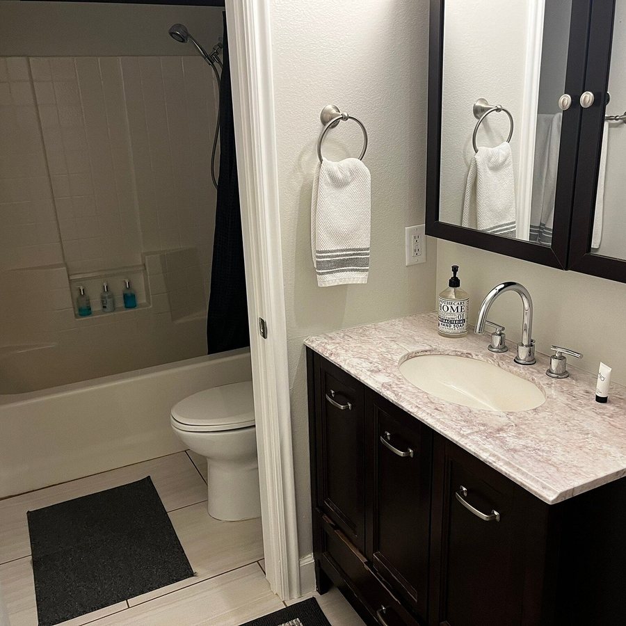 Zions Most Wanted Hotel — Bathroom