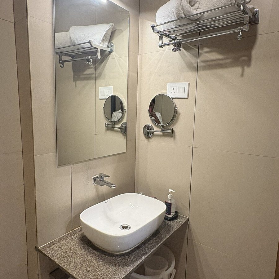 Zip By Spree Hotels Delhi — Bathroom