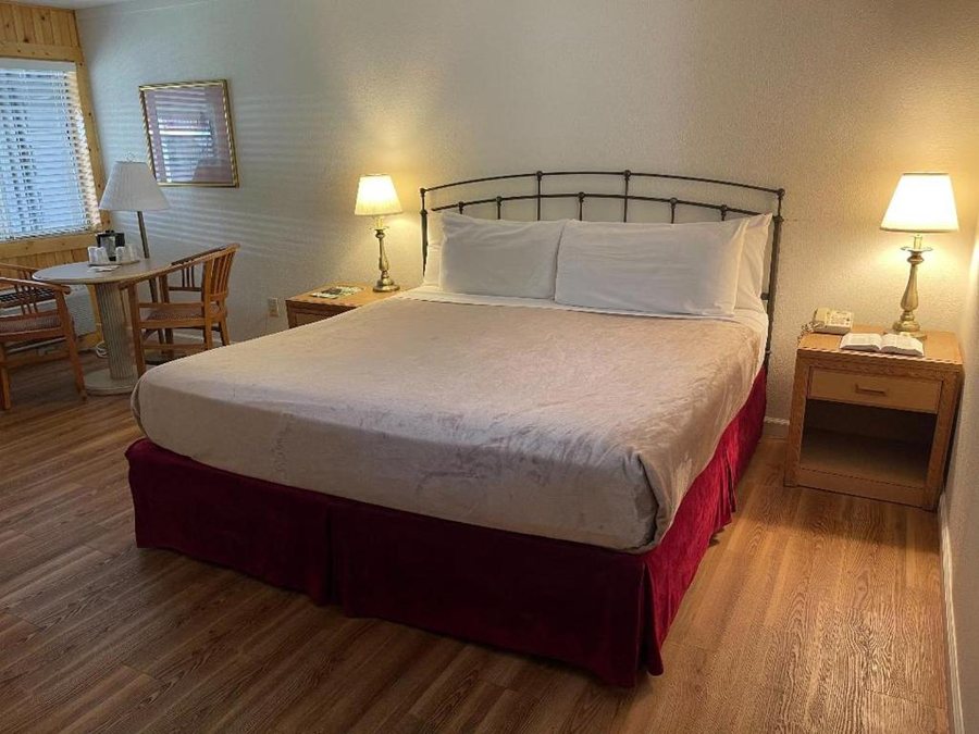Zoder s Inn Suites — Guest room