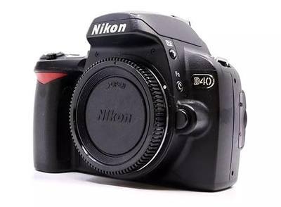 Nikon D40 6.1MP Digital SLR Camera Kit with 18-55mm f/3.5-5.6G ED II Auto Focus-S DX Zoom-Nikkor Lens