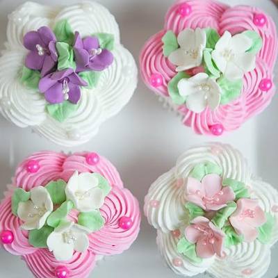 Global Sugar Art 24-Count White Gum Paste Sugar Flowers for Cake Decorating | Edible flowers cake decorations, white edible flowers, gum paste flowers, edible white flowers, wedding cake decorations