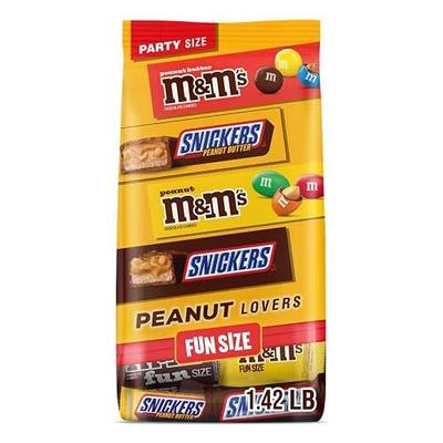 M&M'S SNICKERS Chocolate Candy Variety Pack Mini Candy Bars Snacks 22.66oz | Chocolate candy variety pack snacks with M&M'S Peanut Butter, SNICKERS, fun size candy bars, and assorted pieces