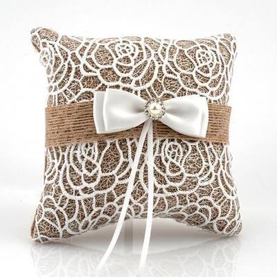QIRMIZI Ring Pillow – Burlap Wedding Ring Pillow with Lace Trim, Perfect for Fall & Rustic Country Themed Weddings (5.9x5.9 inch)